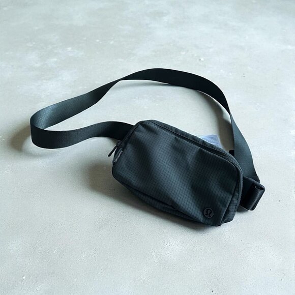 LULULEMON Deep Green Black Everywhere 1L Belt Bag NEW NWT - Picture 1 of 7